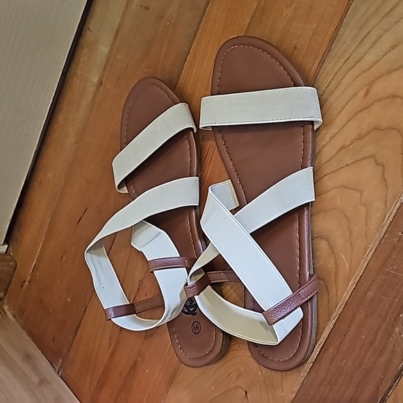 Trary shoes for life size 9.5 sandals - Picture 2 of 5